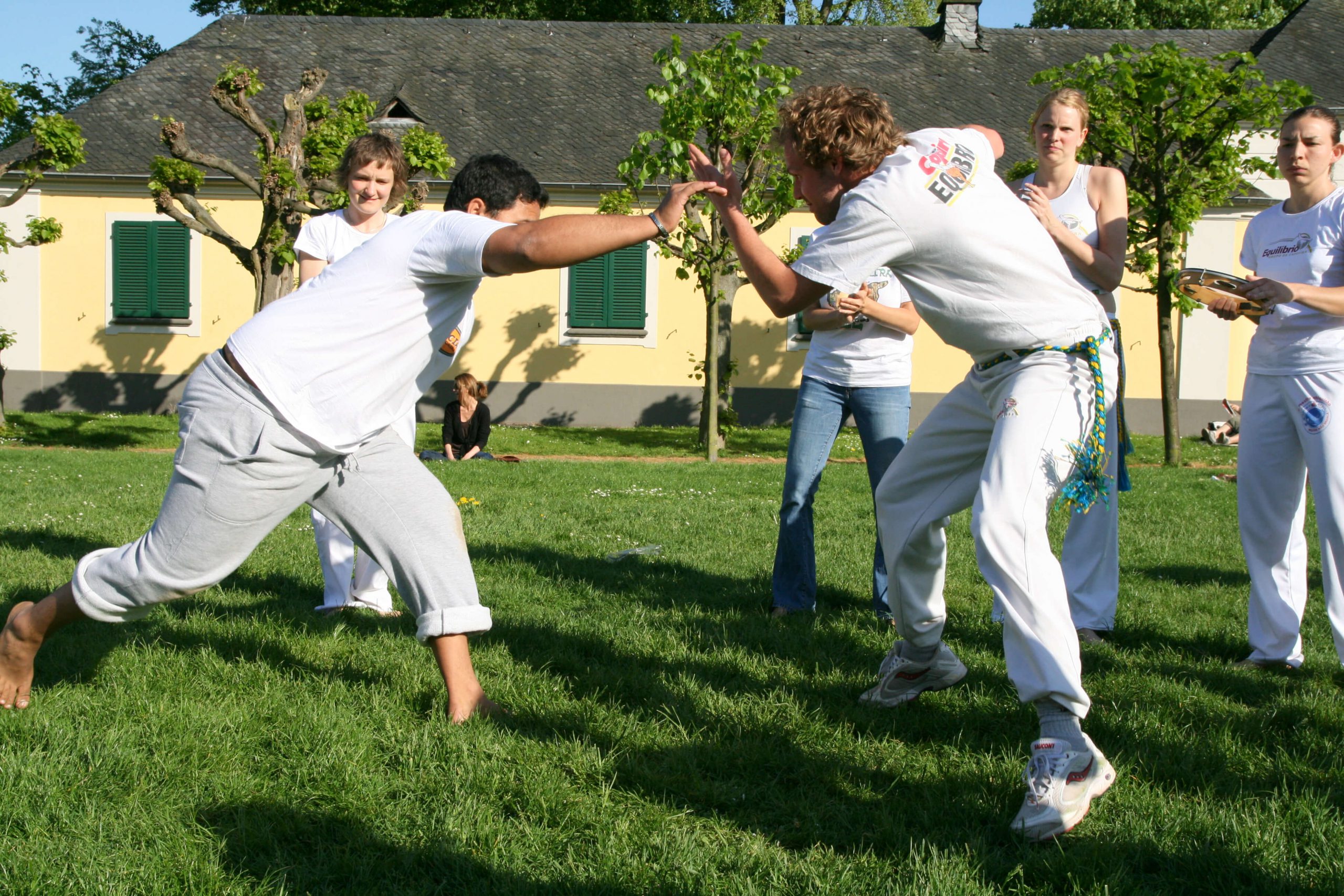Dynamisches Spiel beim Capoeira in Bonn