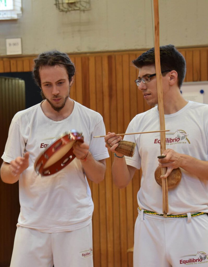Zwei Capoeira Bonn Schüler beim Musizieren